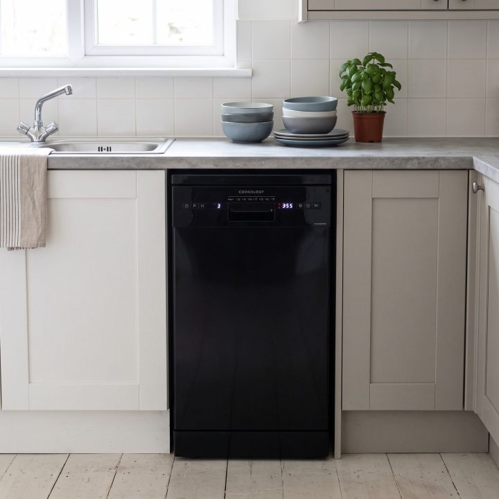 10 Place Settings Freestanding Dishwasher - Black - Scale and room context