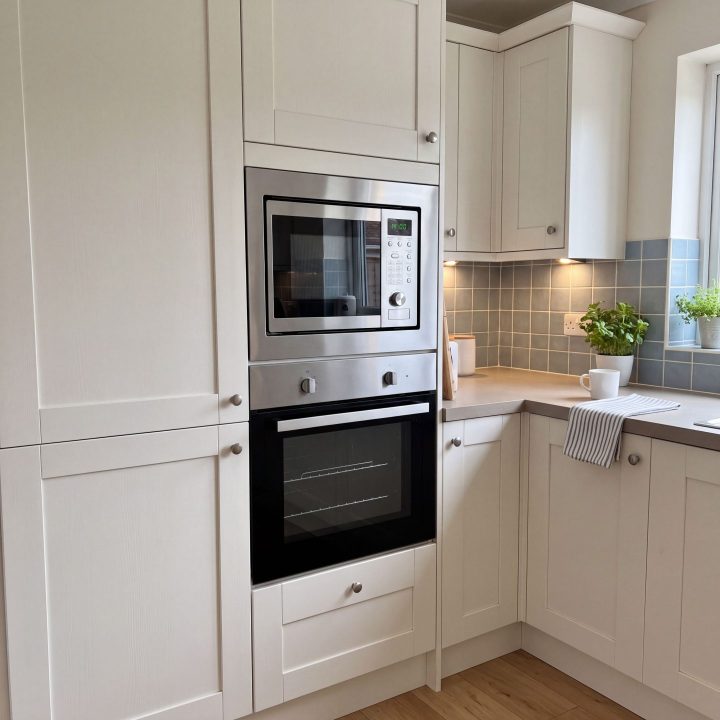 20L Built-In Microwave with Grill 800W - Stainless Steel - Scale and room context