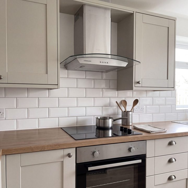 60cm Chimney Cooker Hood A Energy Rated - Stainless Steel - Scale and room context