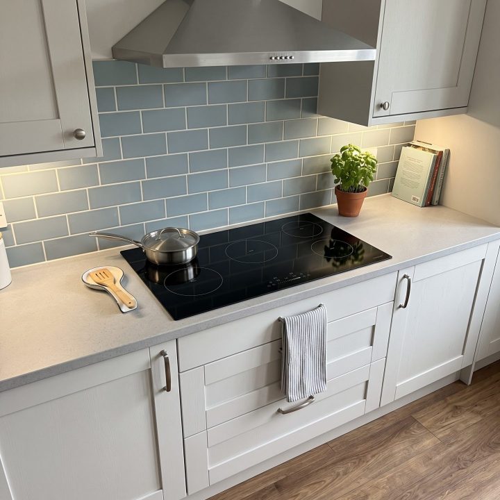 90cm Built-In Induction Hob 5 Zone - Black - Scale and room context
