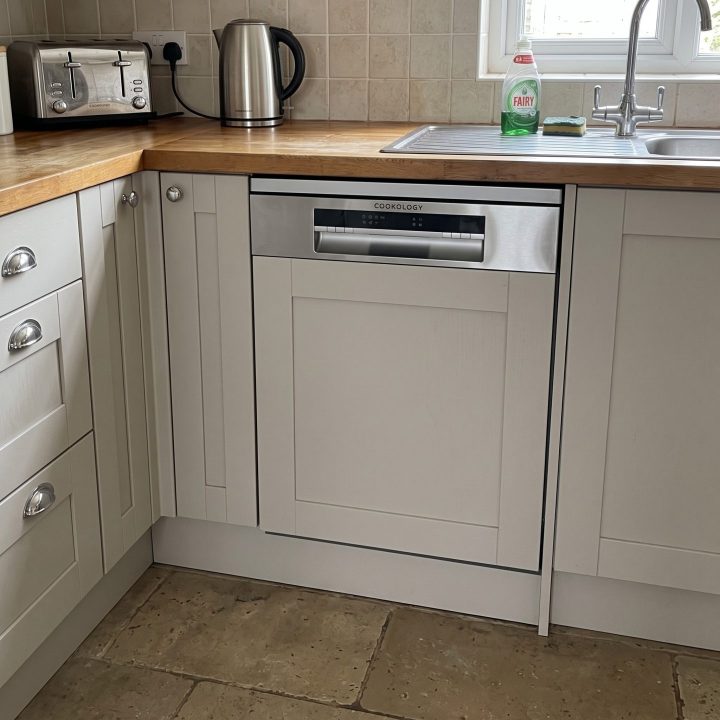 12 Place Settings Semi-Integrated Dishwasher - Stainless Steel - Product hero