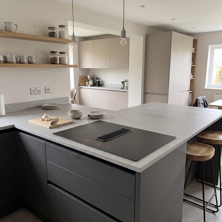 80cm 4-Zone Venting Induction Hob with Integrated Extractor Matt Finish - Scale and room context
