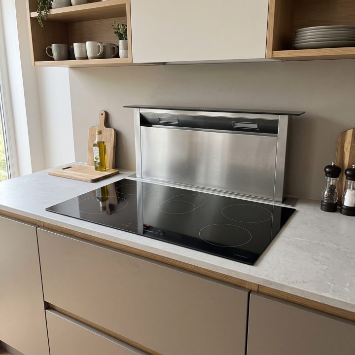 90cm Ceramic Hob 5 Zone with Downdraft Extractor - Black - Scale and room context